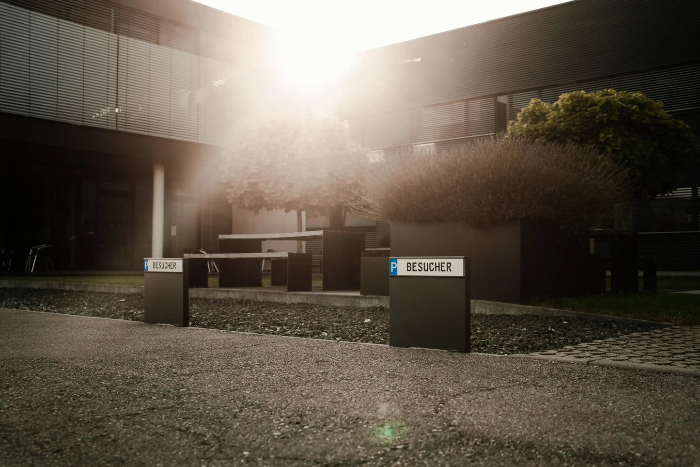 Firmenparkplatz mit Parkplatzschildhalterung mit der Aufschrift Besucher
