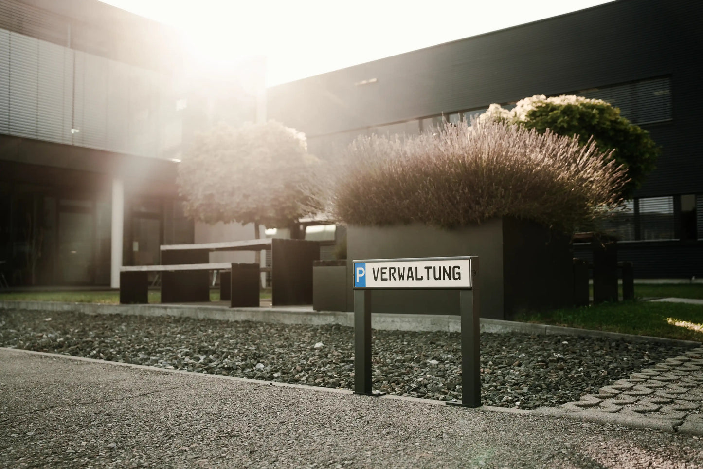 Firmenparkplatz mit Parkplatzschildhalterung mit der Aufschrift Verwaltung