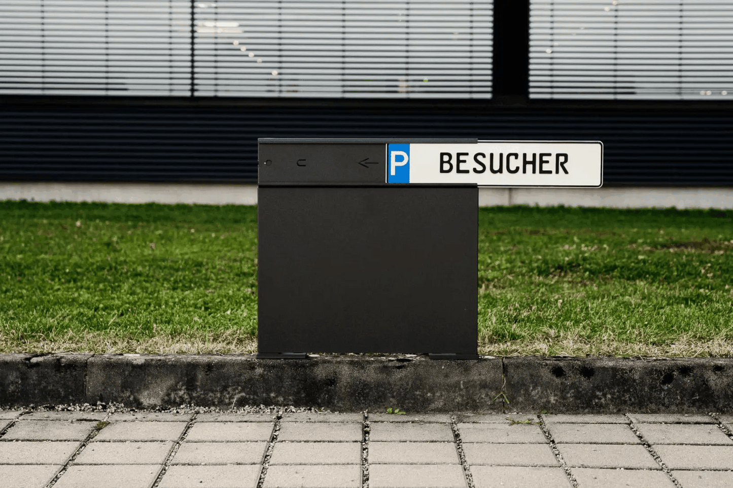 Parkplatzhalterung mit bewegtem Besucherschild