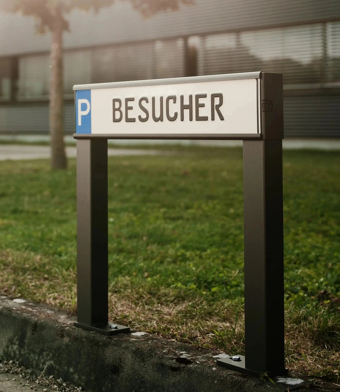 Firmenparkplatz mit Parkplatzschildhalterung mit der Aufschrift Besucher